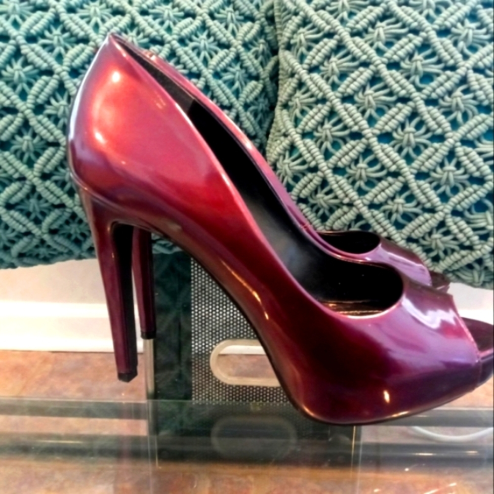 CHARLES DAVID Patent Leather Pumps
